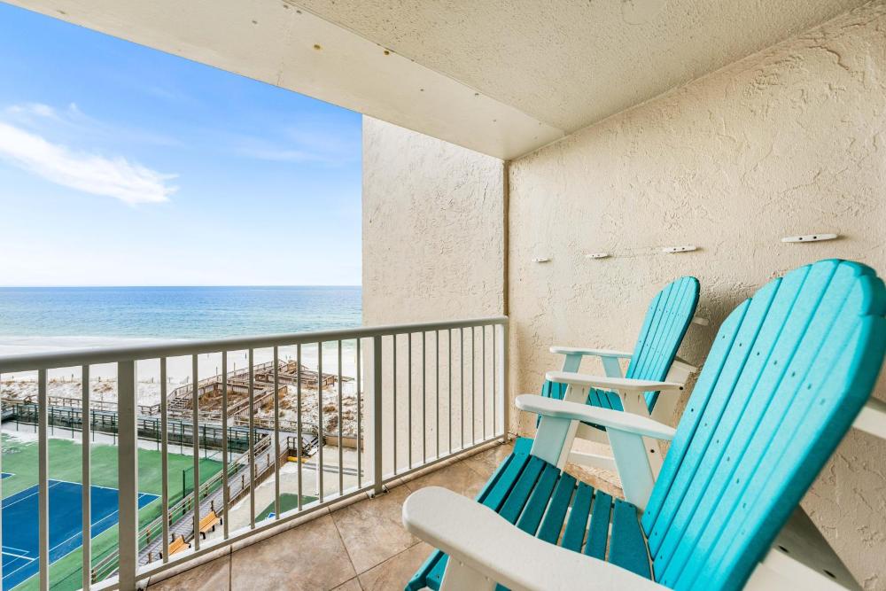 Holiday Surf and Racquet Unit 604